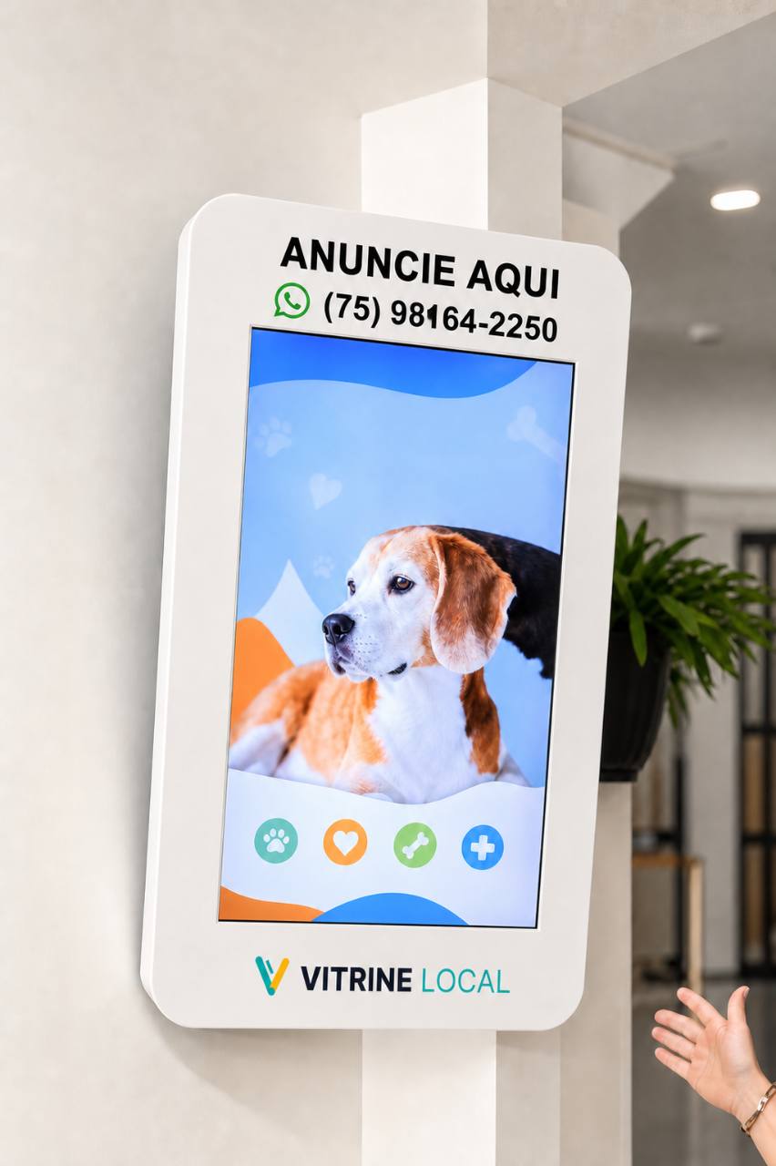 TV vertical da Vitrine Local em uma moldura branca com a chamada Anuncie Aqui, WhatsApp e a logomarca aplicada na base
